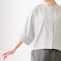 長めの6分袖は、二の腕はもちろん肘までカバー