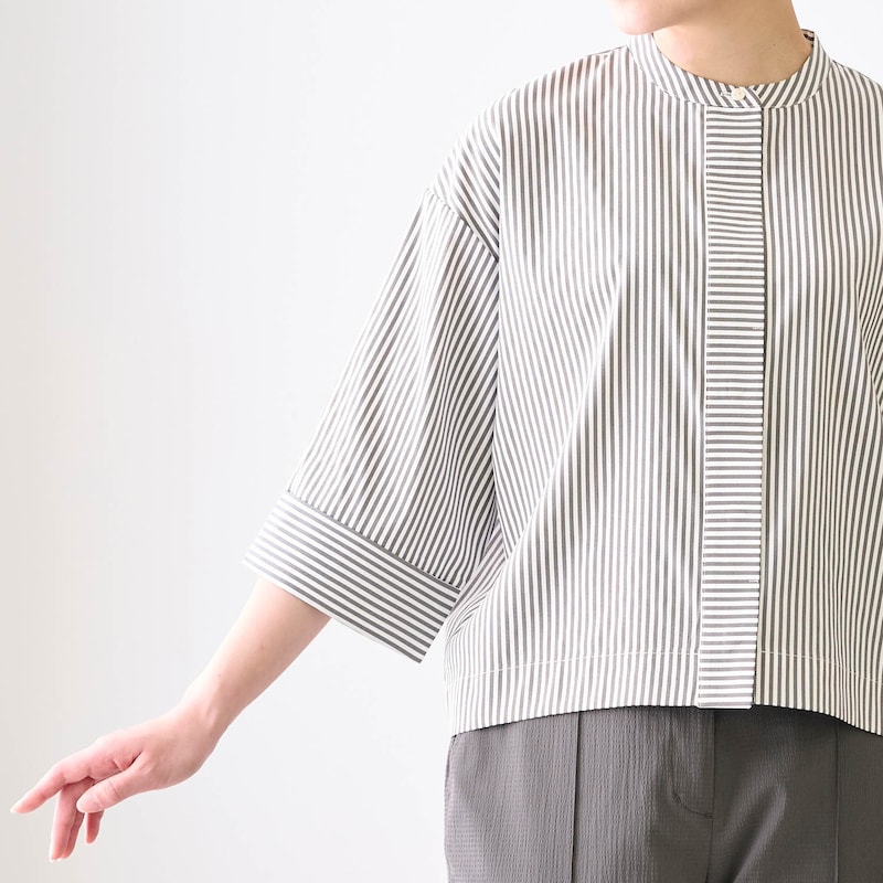 長めの6分袖は、二の腕はもちろん肘までカバー