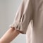 袖のタックが女性らしい印象に