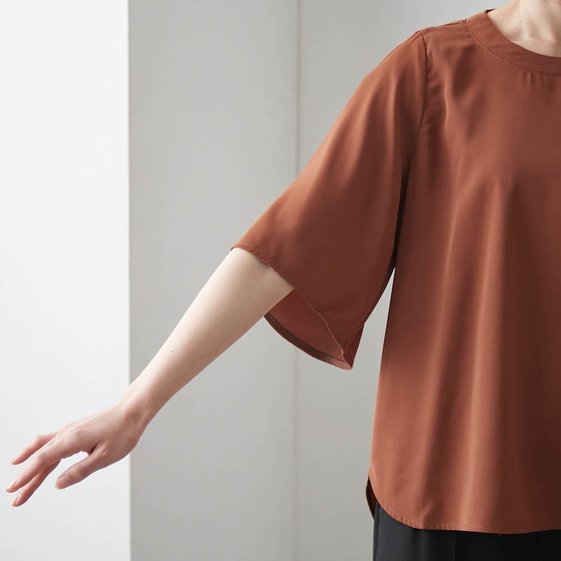 二の腕をカバーするフレア袖は、風通しよく爽やかな着心地