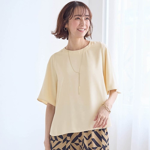Tシャツ感覚で着られるシンプルブラウス