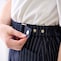 両サイドのウエストタブは、スナップボタンでサイズ調節可能
