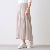 裾に前後差をつけることで足首がのぞいてすっきり