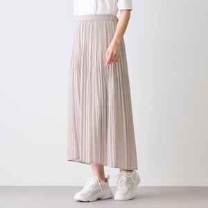裾に前後差をつけることで足首がのぞいてすっきり