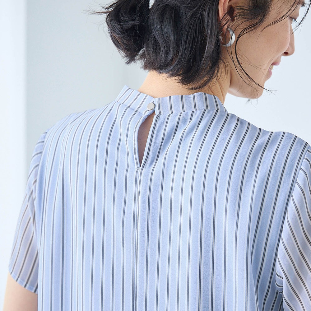 後ろのゴールド調ボタンもアクセント