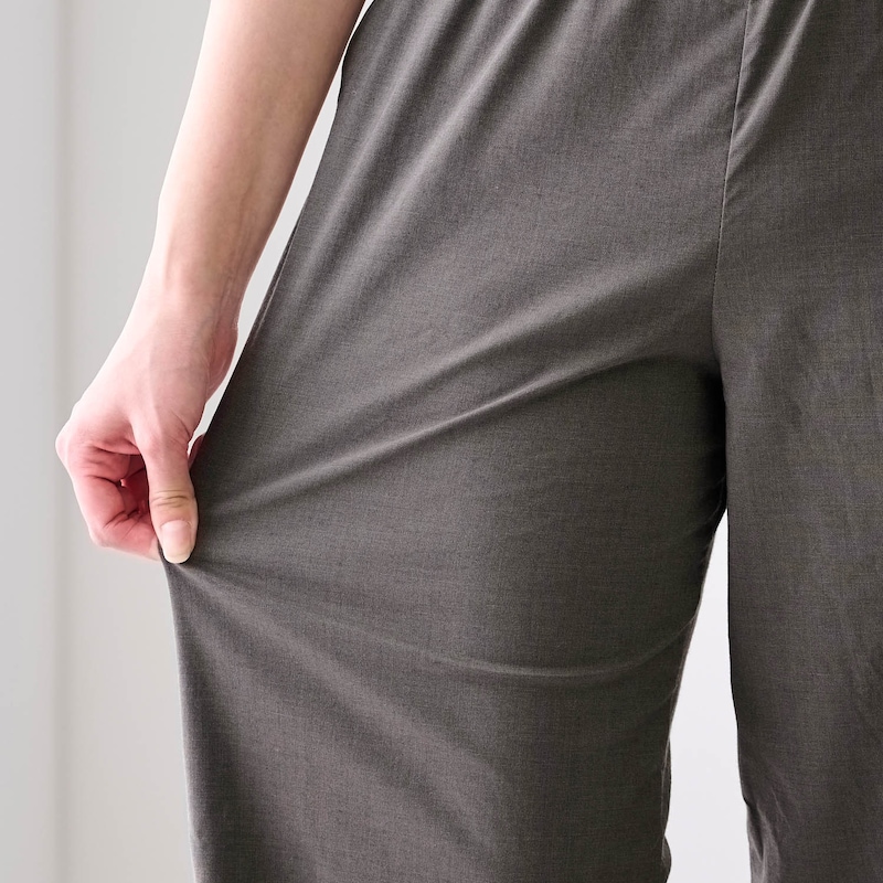 ストレッチ性もほどよくあり、膝抜けしにくいのもポイント