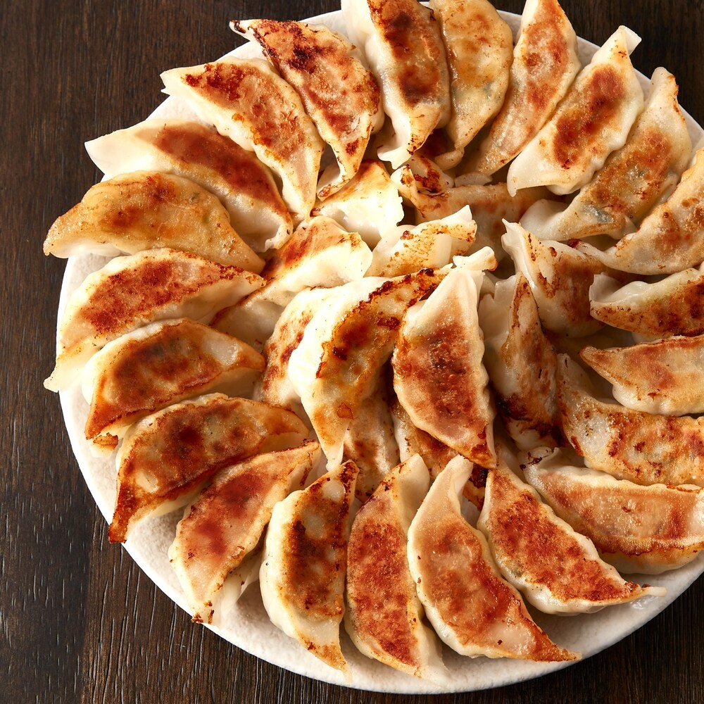 風味満点でにんにくの旨味があふれるスタミナ生餃子と、しょうがの旨味があふれるあっさりとした生餃子です。どちらも楽しめる2種セットもご用意。ストックに便利な50個入を4袋でお届け。1粒約19.5円!具材