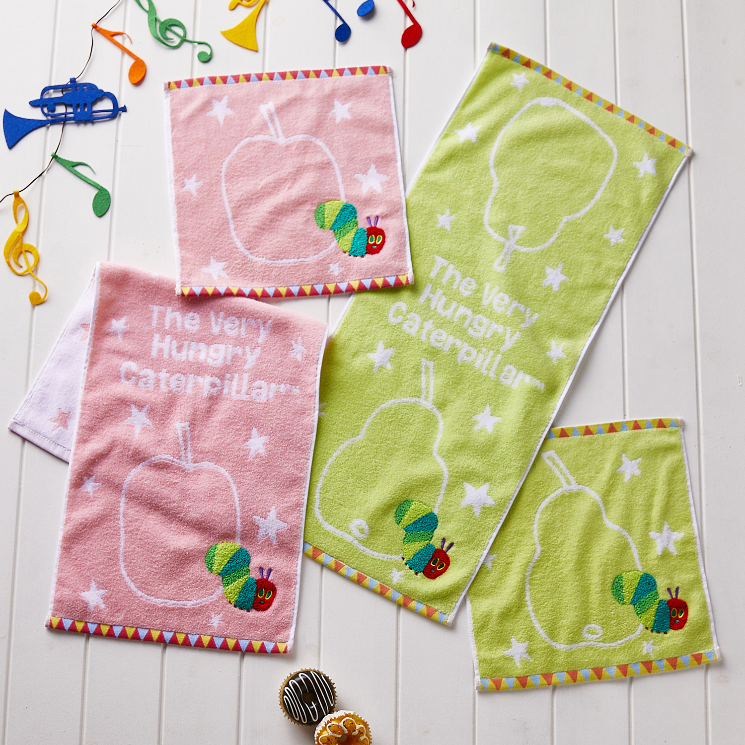 【はらぺこあおむし】ふわふわ無撚糸を使用したフルーツ柄のジャカードタオル