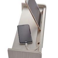 スマホなどを立てたまま充電できます