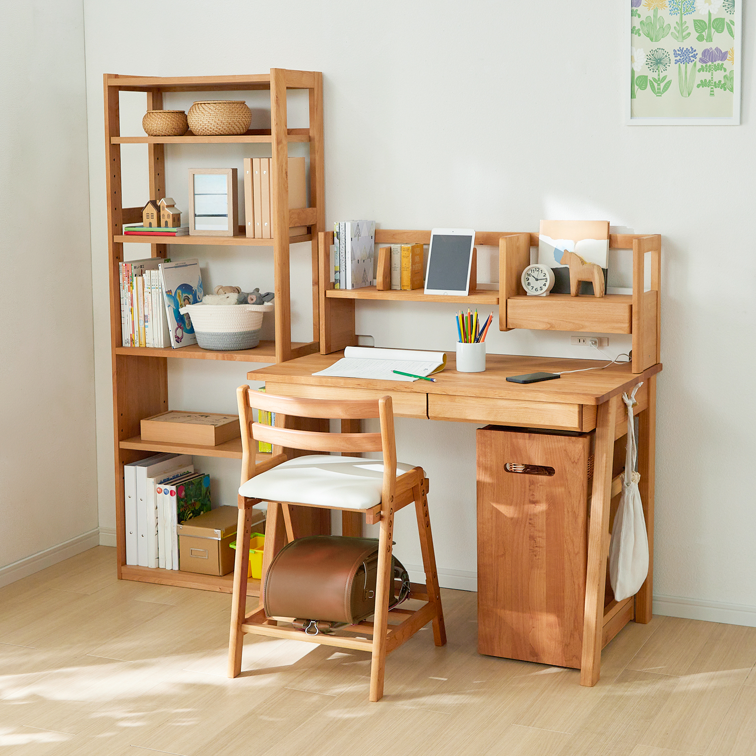 【堀田木工所】ななめ脚が軽やかな印象のアルダー材の学習机シリーズ【フィーロ】 【堀田木工所】ななめ脚が軽やかな印象のアルダー材の学習机シリーズ【フィーロ】