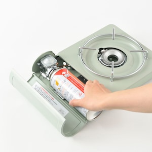 カセットボンベは容器カバーを開けて図のように取り付けてください。