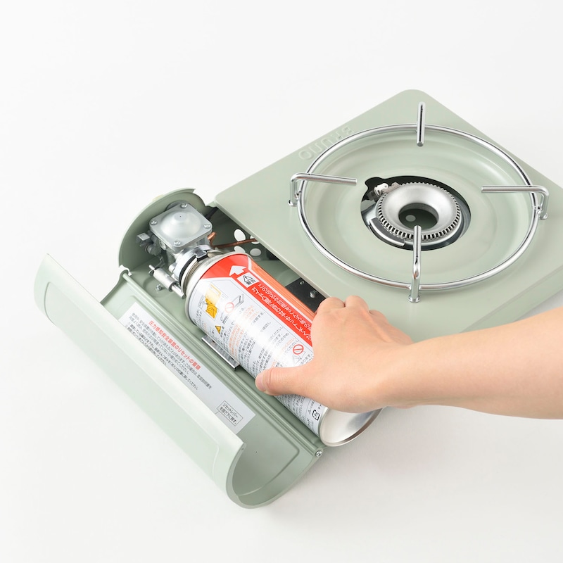カセットボンベは容器カバーを開けて図のように取り付けてください。