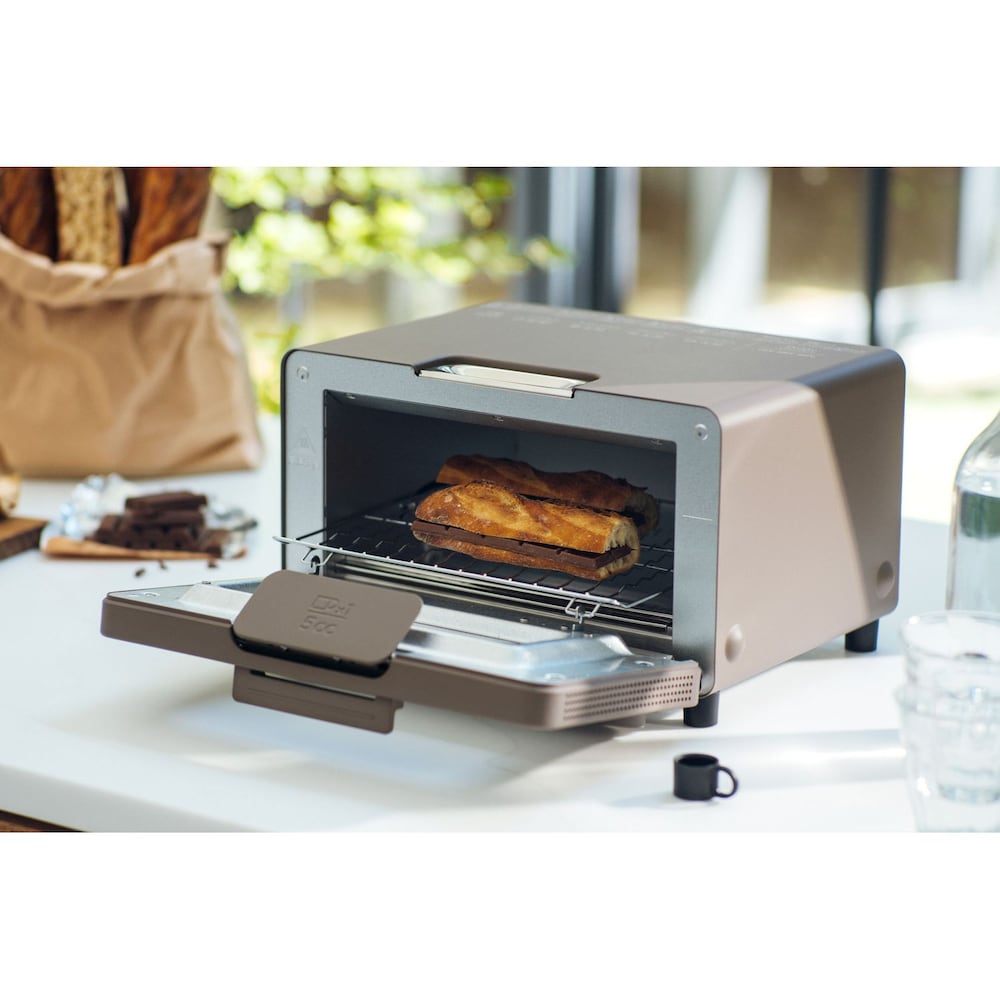 海外でも人気のカラー「ショコラ」が登場。淡いブラウンをベースに、白のラインを施した上品なモデルです。