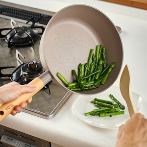 軽量なのでフライパンを傾ける時も気になりません