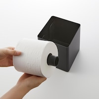 トイレットペーパーにシャフトを差し込み本体にセット