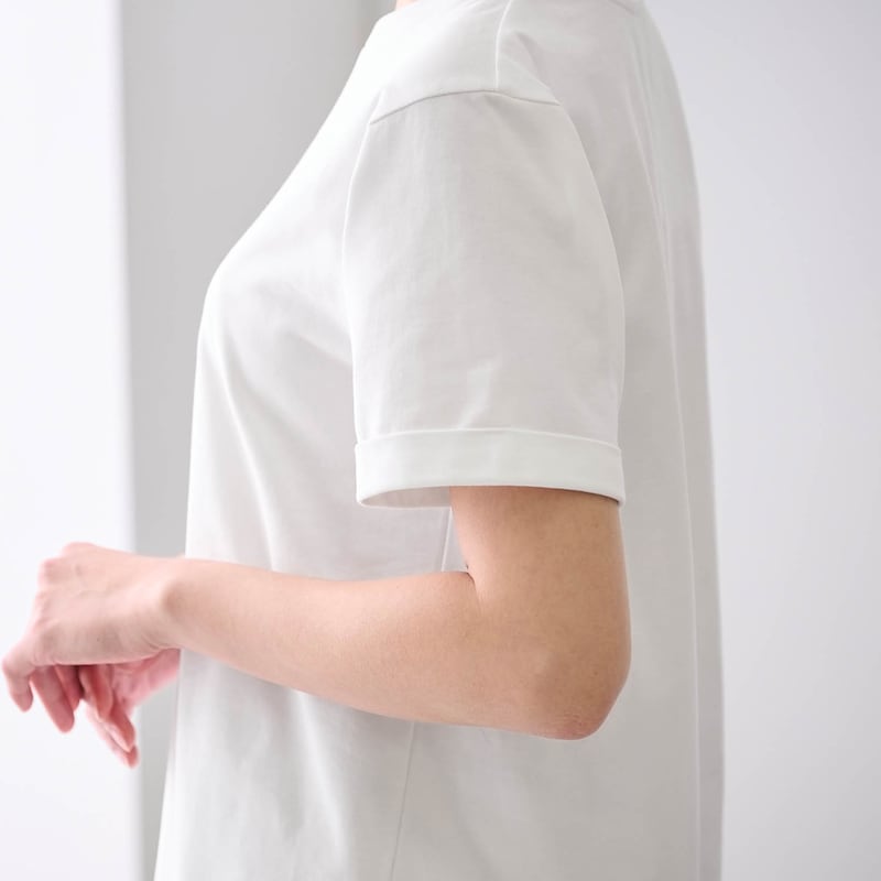 袖は折り返し仕様で二の腕をカバー
