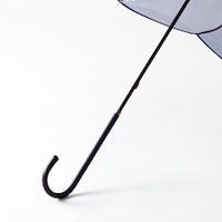 華奢な持ち手が女性らしさをプラス