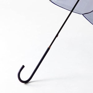 華奢な持ち手が女性らしさをプラス