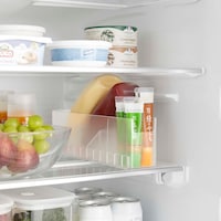 棚板を取らなくても背の高い調味料などは倒して収納可能