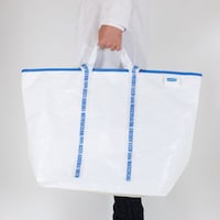 ワイドタイプ／手で持つ、肩にかけるの2通りの持ち方ができます