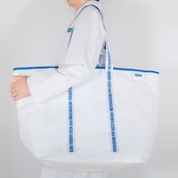 ワイドタイプ／手で持つ、肩にかけるの2通りの持ち方ができます