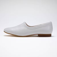 どんなコーデにも合わせやすい継ぎ目の少ないシンプルデザイン