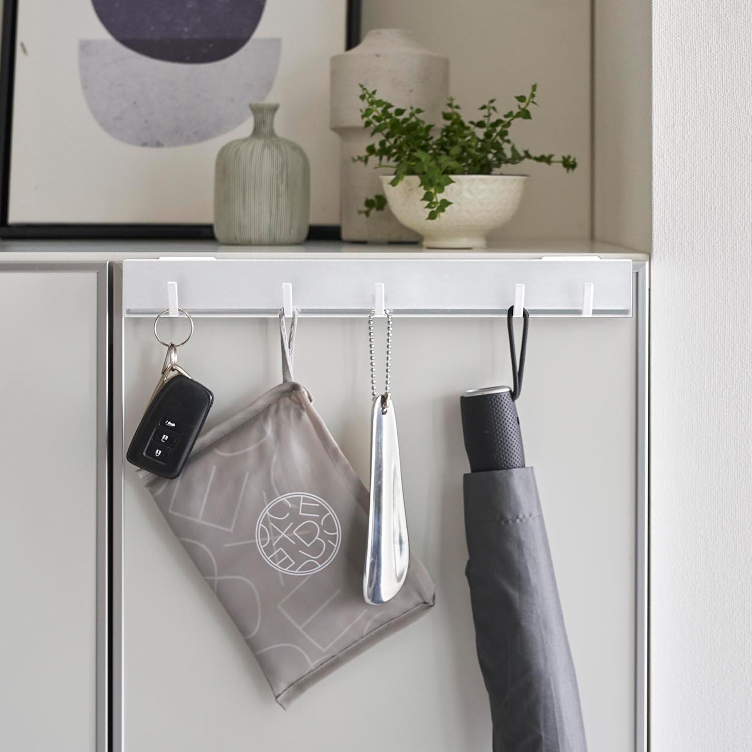 【タワー/tower】引っ掛け可動式下駄箱扉フック 【タワー/tower】引っ掛け可動式下駄箱扉フック