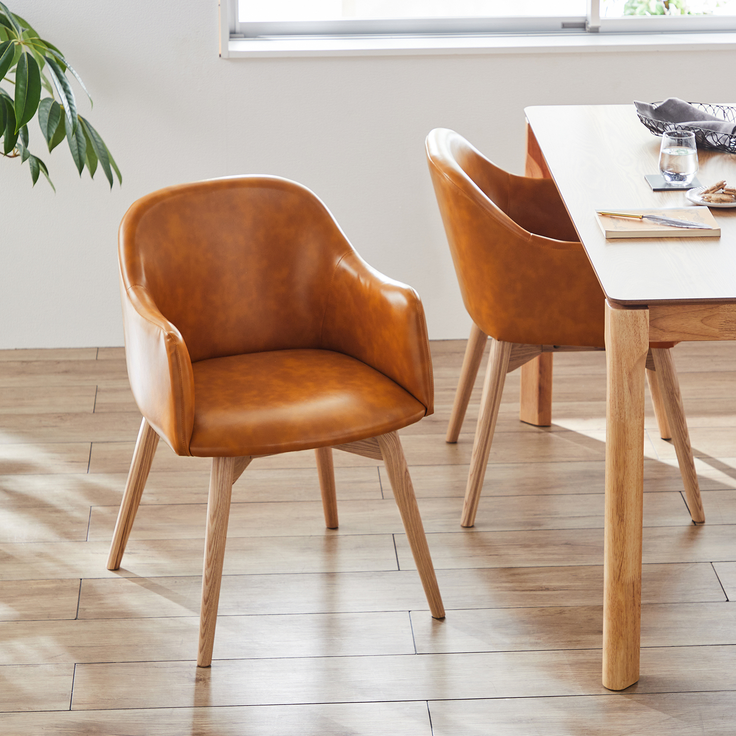 【ベルメゾン】アーム付き合皮ダイニングチェア