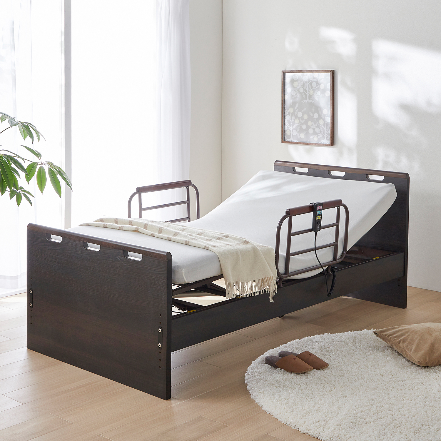 【ベルメゾン】【非課税対象】持ち手付きで使いやすい!電動リクライニング介護用ベッド