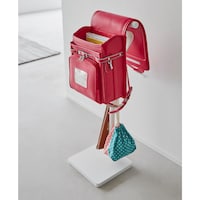 T字のハンガーバーなので掛けたままランドセルを開けられます