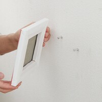 押しピンなどで壁掛け可能