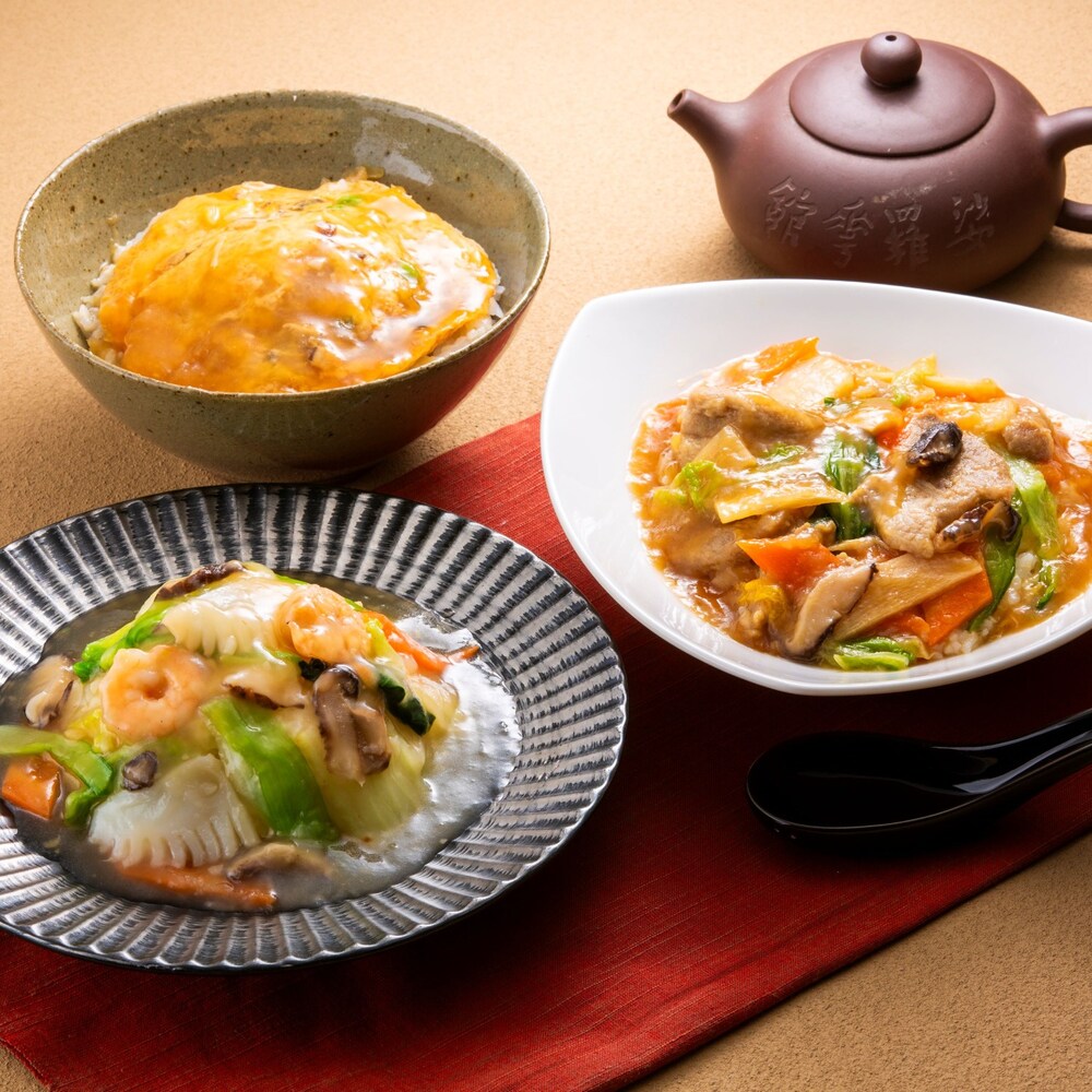 ご飯や麺にのせて楽しむ「四陸」中華具材のセット。・貝柱香る海鮮中華丼の具:干し貝柱の湯(タン)と塩をベースにした、野菜と海鮮の丼の具。ご飯に・麺に乗せてお召し上がりください。・金華ハム香る中華丼の具: