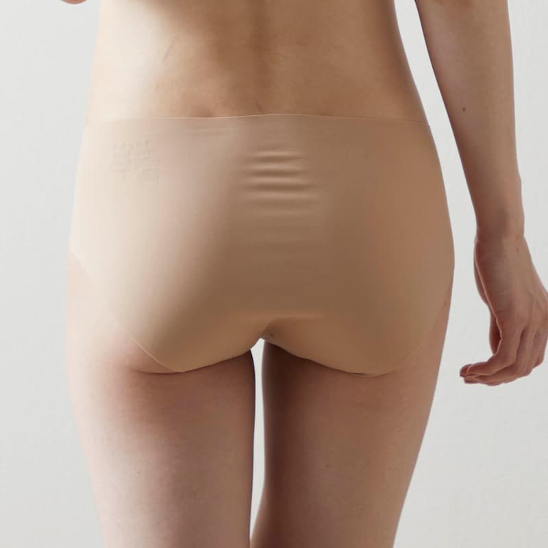 完全無縫製＆薄手素材でアウターにひびきにくい
