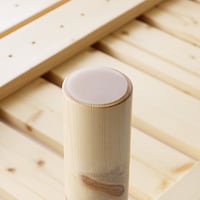 脚部底面にはすべり止めシート付きでずれにくい。