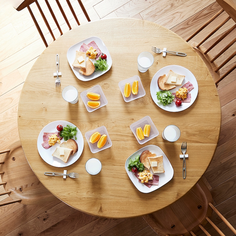 天板のサイズ感：4人家族の朝食時イメージ