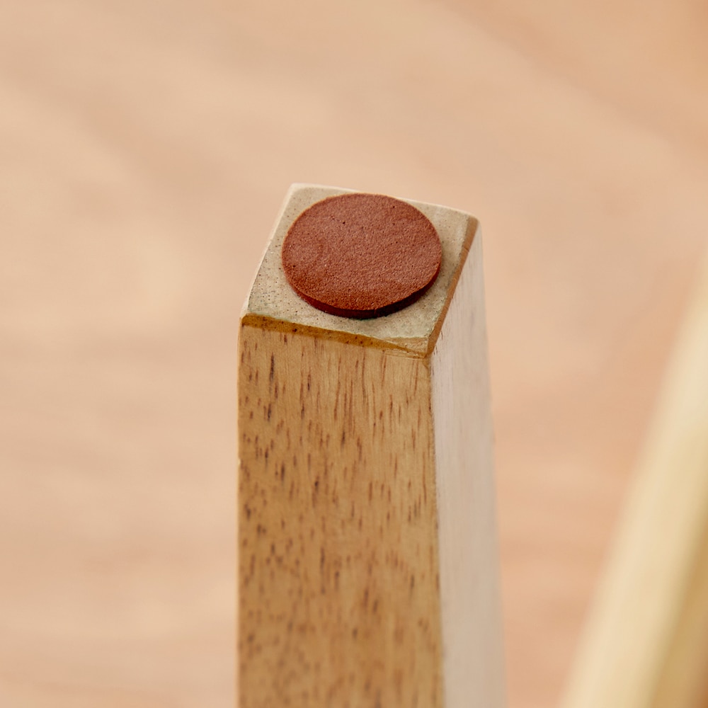 脚裏には傷防止のフェルト付き