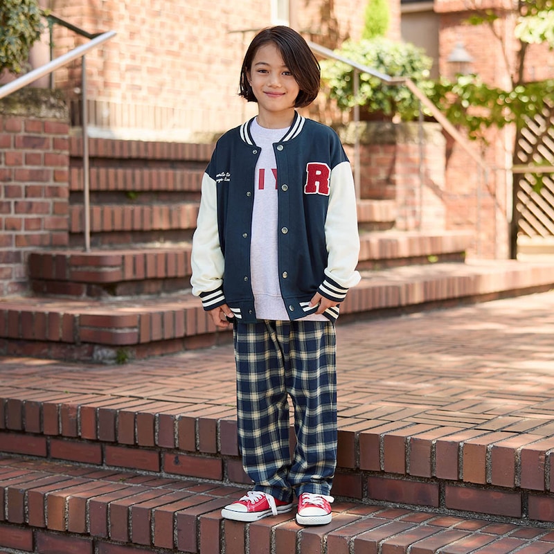 ネイビー／モデル身長113cm・110サイズ着用