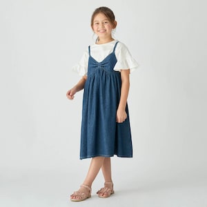 ネイビー（デニム）／モデル身長129cm・130サイズ着用