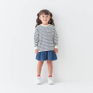 ネイビー（デニム）／モデル身長105.5cm・110サイズ着用