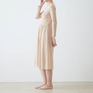 モデル身長168cm／M　※写真は撮影用のため総丈+5cmになります。
