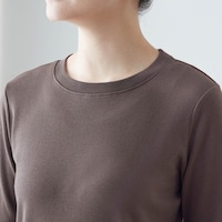 襟ぐりはTシャツ見えするデザインで1枚でも着られる