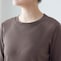 襟ぐりはTシャツ見えするデザインで1枚でも着られる