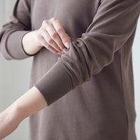 袖口はリブ仕様で袖をまくりやすい