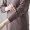 袖口はリブ仕様で袖をまくりやすい