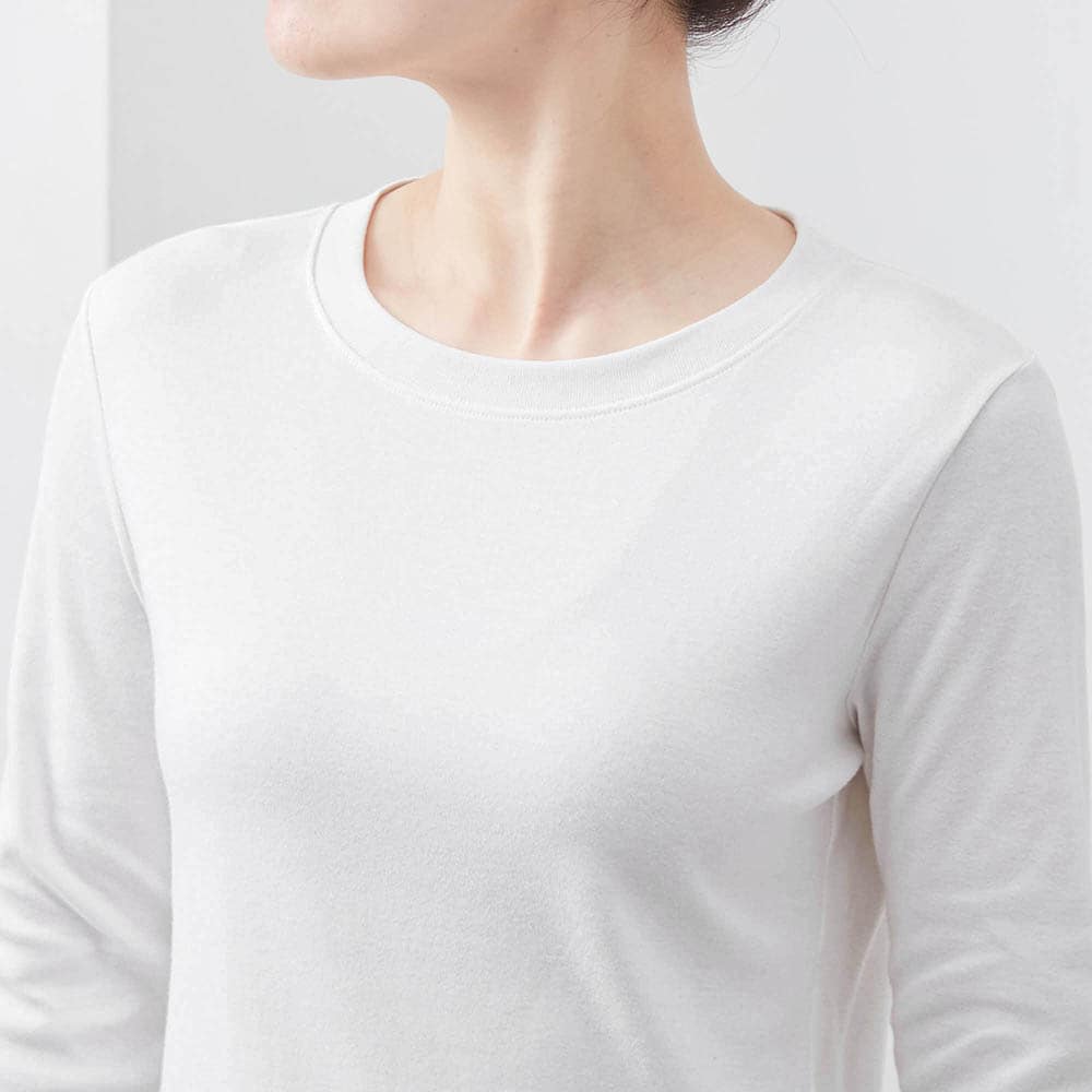 襟ぐりはTシャツ見えするデザインで1枚でも着られる