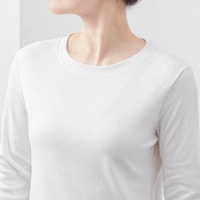 襟ぐりはTシャツ見えするデザインで1枚でも着られる