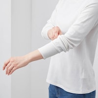 袖口はリブ仕様で袖をまくりやすい