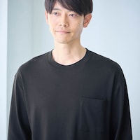 襟ぐりはTシャツ見えするデザインで1枚でも着られる