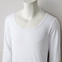 広めの襟ぐりでトップスやシャツの襟ボタンを開けたときにチラ見えしにくい