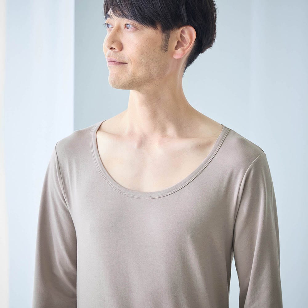 広めの襟ぐりでトップスやシャツの襟ボタンを開けたときにチラ見えしにくい